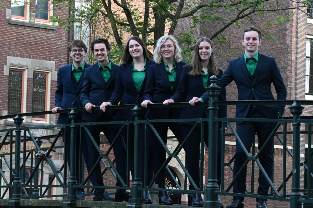 Het 77ste bestuur des Amsterdams Chemisch Dispuuts met v.l.n.r. Tim de Groot, Sverre Overdijk, Fay Heemskerk, Anne-Fay de Jong, Carlijn Pool en Max Rutjes