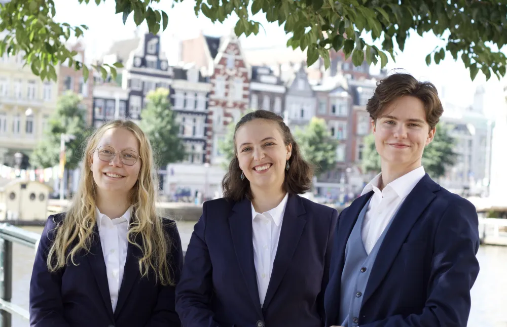 Het 79ste bestuur des Amsterdams Chemisch Dispuuts met v.l.n.r. Elianne Lekkerkerker, Nora Straub en Marek Pontvuijst