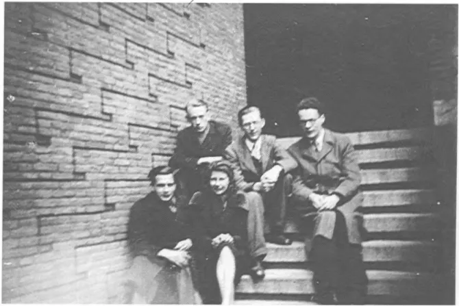 Het 2e bestuur des Amsterdams Chemisch Dispuuts met v.l.n.r. Frits Freese, Kees van Soest, Aagje Buzeman, Harry van Vucht en Daaf Binnerts