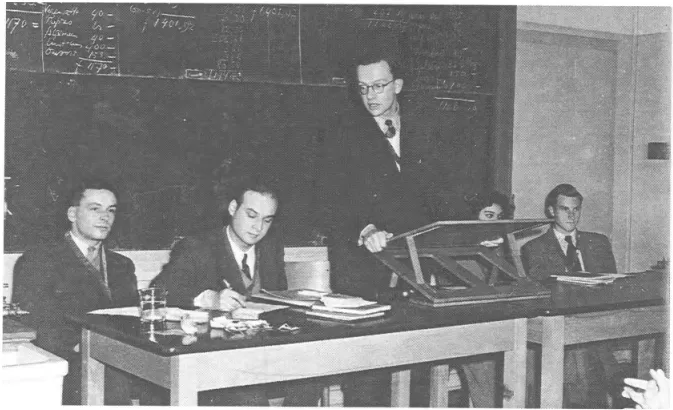 Het 5e bestuur des Amsterdams Chemisch Dispuuts met v.l.n.r. Piet van der Haak, Joost Manassen, Jaap Kooi, Elleke Spijer en Hardy Greuell