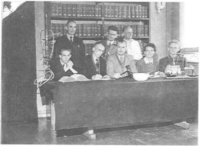 Het 7e bestuur des Amsterdams Chemisch Dispuuts met op de voorgrond v.l.n.r. J.B. Al, Piet Schenk, Eppo Meursing, Doris Holtzapffel en E. Seutter