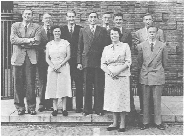 Het 8e bestuur des Amsterdams Chemisch Dispuuts gefotografeerd met het 9e bestuur des Amsterdams Chemisch Dispuuts bij de bestuursoverdracht