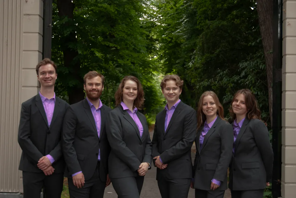 Het 80ste bestuur des Amsterdams Chemisch Dispuuts met v.l.n.r. Lars de Bie, Koen Andrea, Lisa Schweinsbergen, Connor van Tricht, Carlijn Smit en Emma Zonneveld