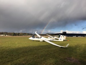 Wat een ervaring! Afgelopen dinsdag is het ACD met 25 personen wezen zweefvliegen in Soesterberg onder leiding van prof. dr. Jan van Maarseveen.